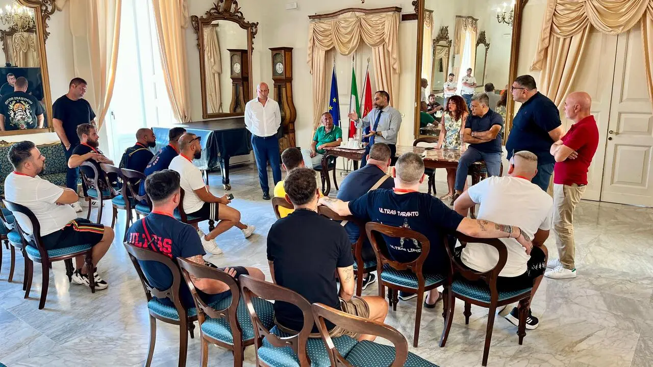 Una fase dell’incontro tra il sindaco Melucci e la delegazione di tifosi
