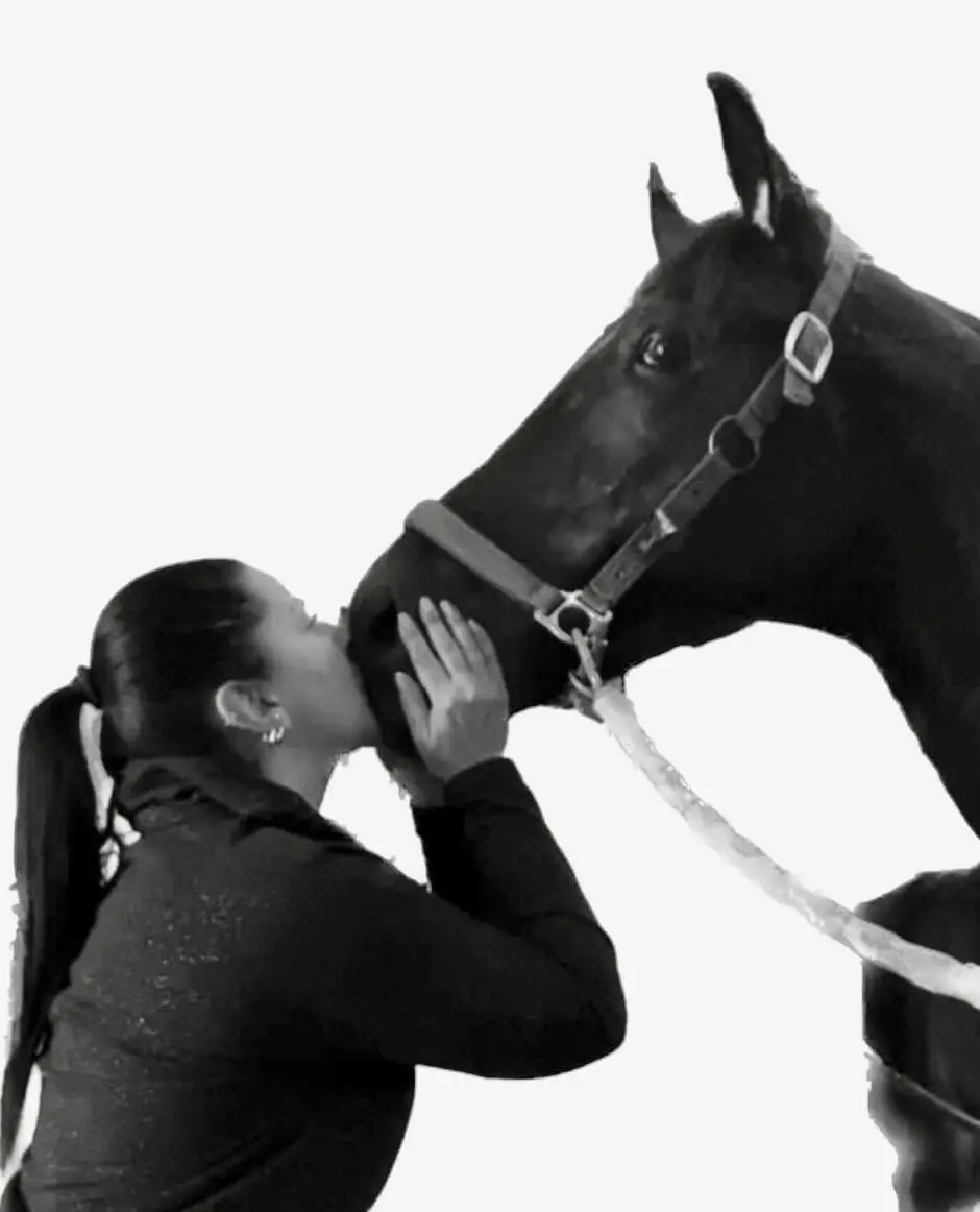 Anita Carelli bacia uno dei suoi cavalli