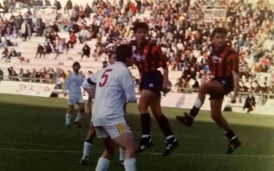 De Gregorio stacca di testa: suo il primo gol in assoluto del Taranto a Galatina. Alle sue spalle il compianto Mazzarano