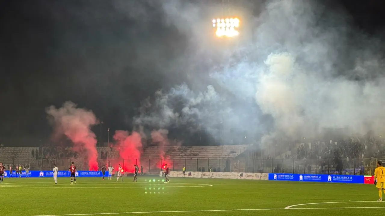 I fumogeni lanciati dai tifosi della Casertana contro i supporter rossoblu (Foto Massimo Todaro)