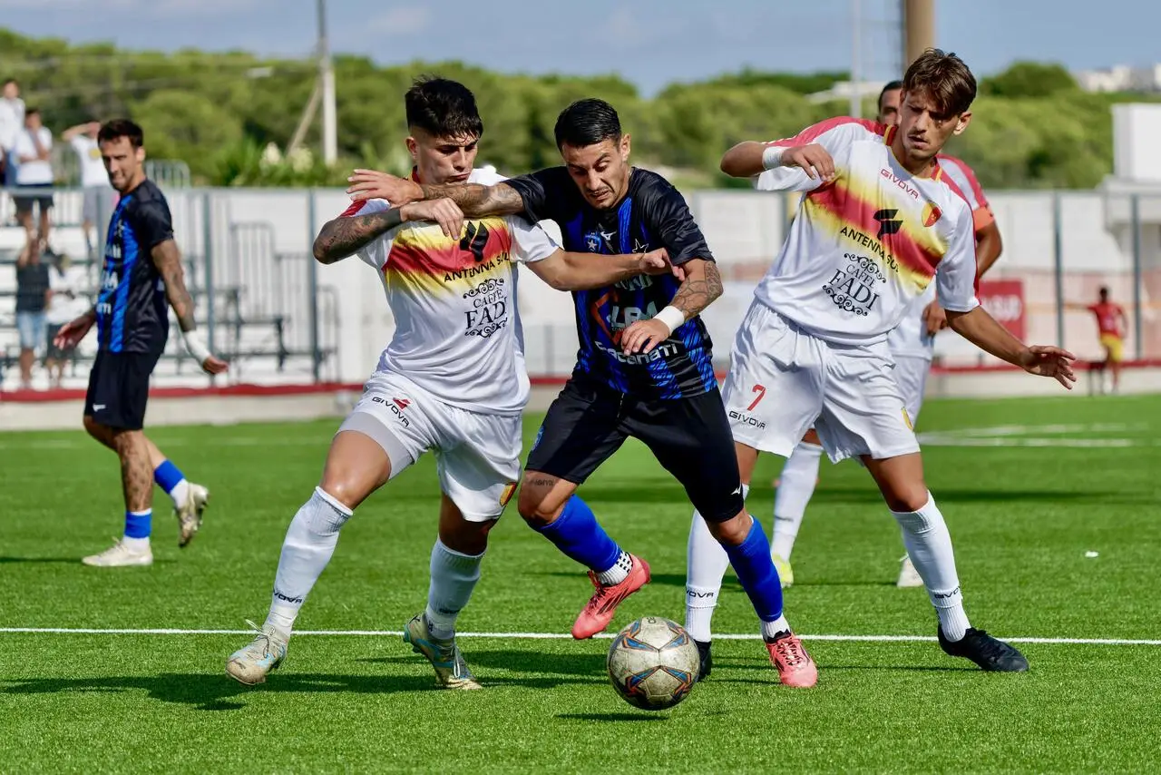 Vito Lavopa tra due calciatori del Massafra (credit Emmanuele Mastrodonato)