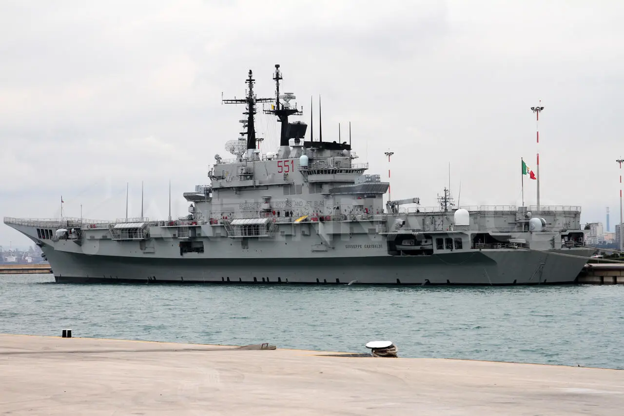 Nave Giuseppe Garibaldi (foto Todaro/AntennaSud)