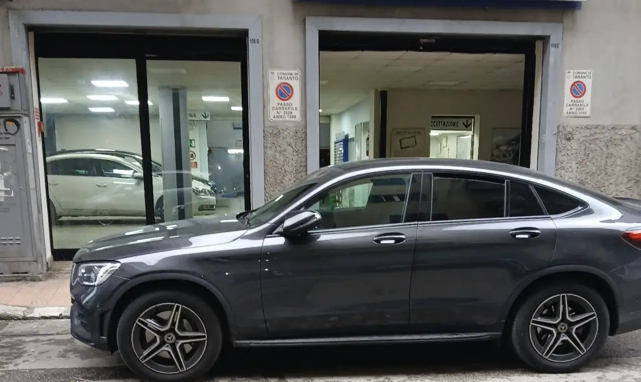 Taranto, auto in sosta vietata blocca un'officina