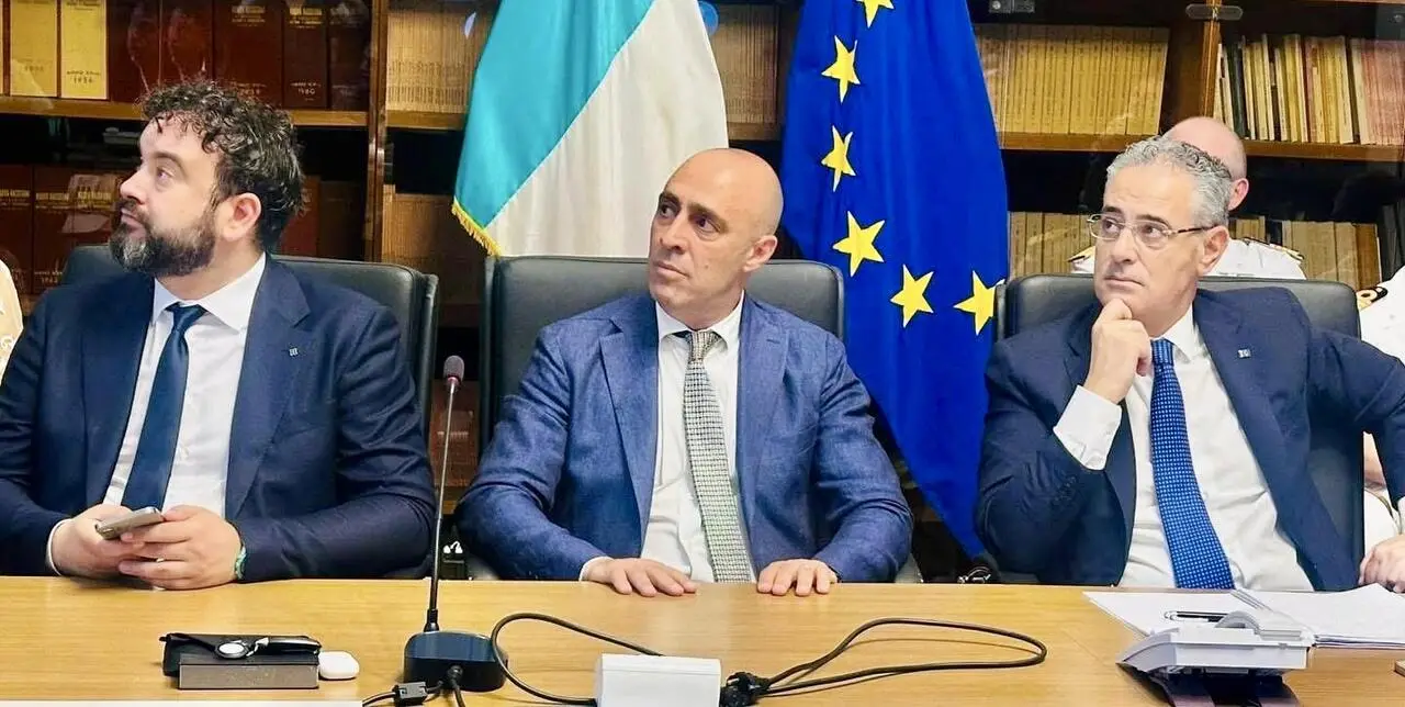 Da sx: Gianfranco Palmisano, presidente della Provincia di Taranto, Piero Bitetti, sindaco di Taranto, e Dario Iaia, responsabile unico CIS Taranto