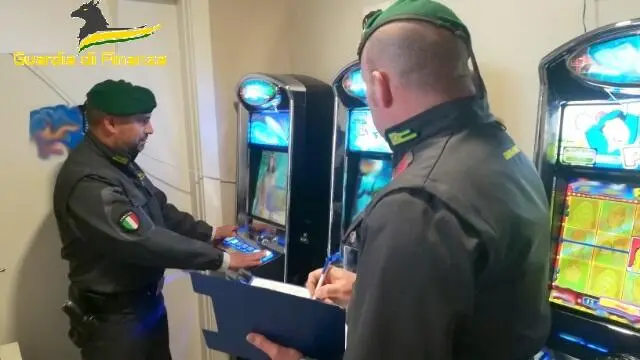 Taranto, Guardia di Finanza sequestra 8 slot machine irregolari