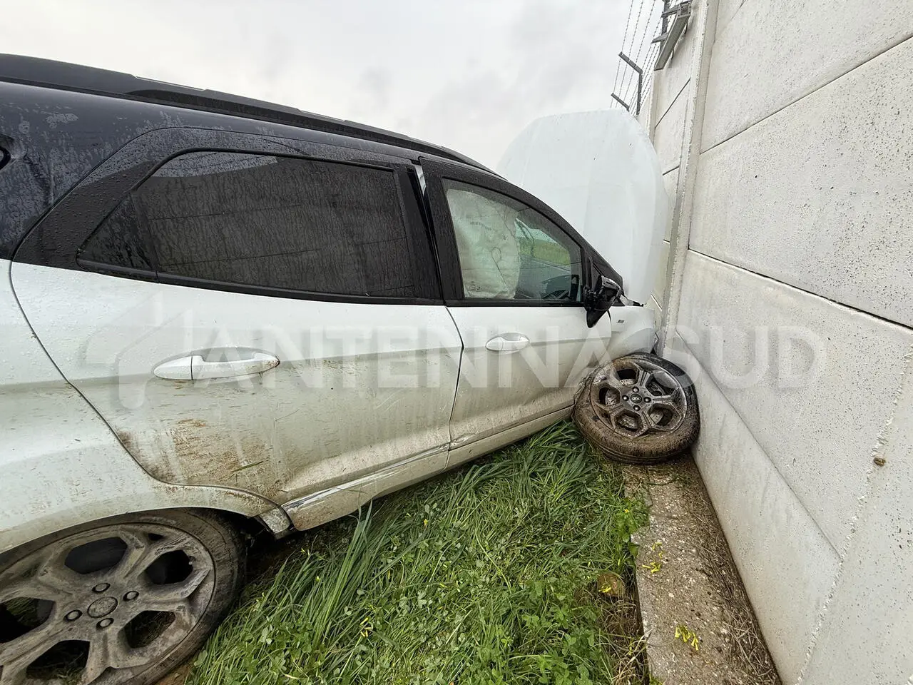 Taranto, incidente sulla Statale 106: auto esce di strada, due feriti