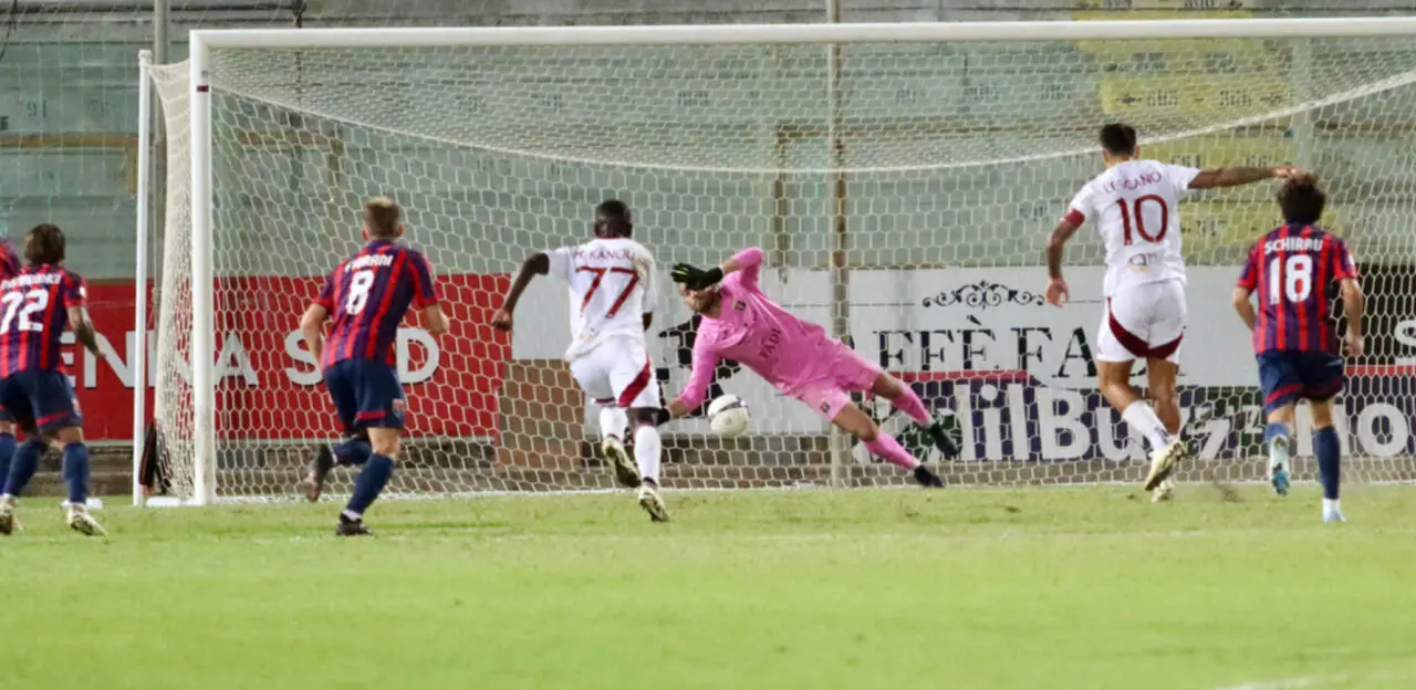 Il rigore parato da Del Favero (foto Antenna Sud | Massimo Todaro)