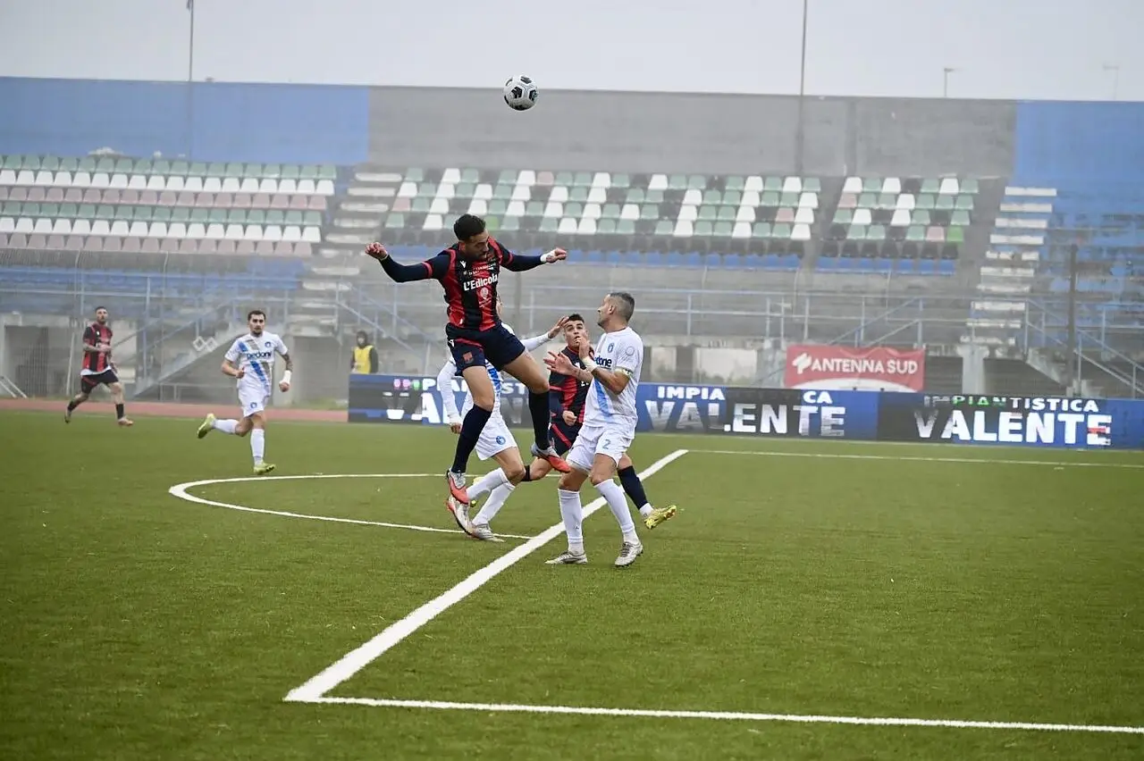 Alfredo Trombino nella morsa della difesa avversaria (foto Franco Capriglione)