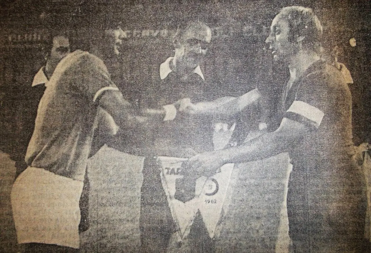 Antonio Juliano, capitano del Napoli, con Ambrogio Pelagalli, capitano del Taranto