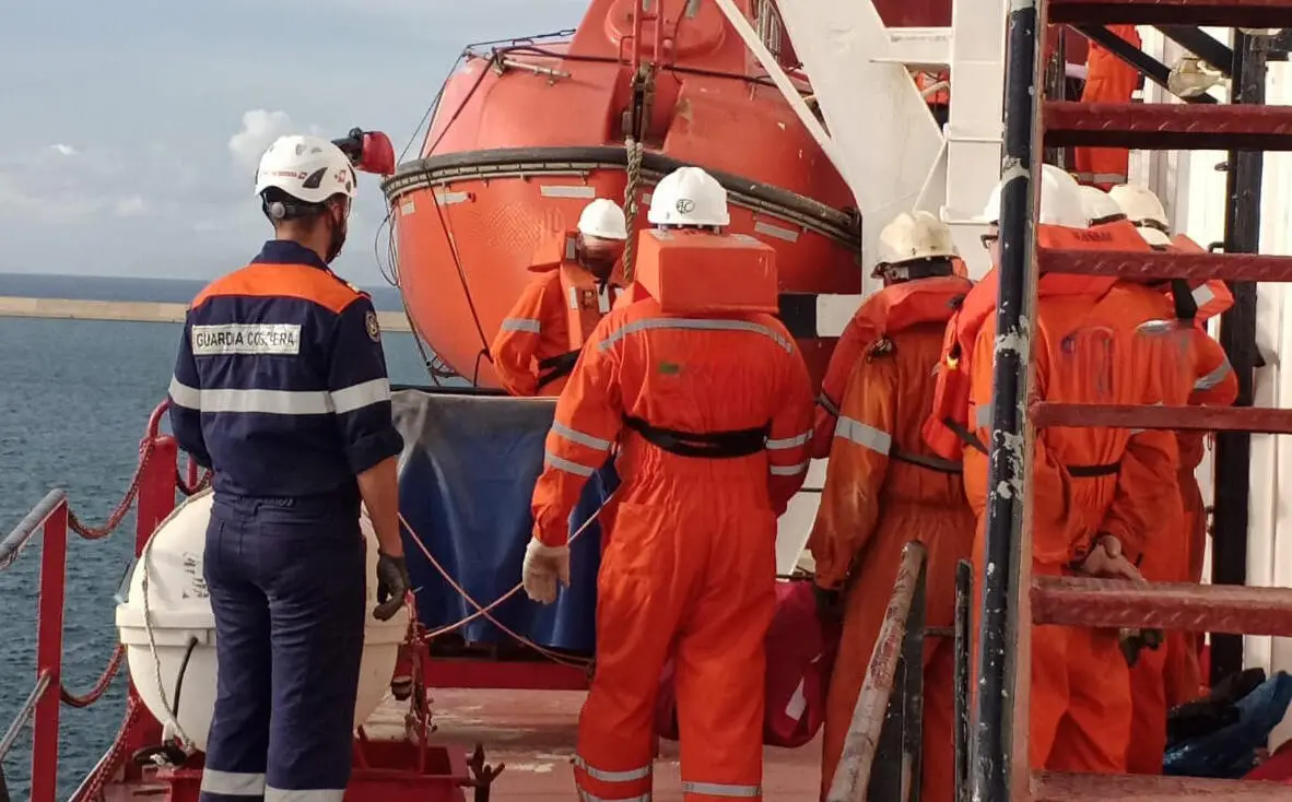 Fermo di una nave mercantile liberiana nel porto di Taranto