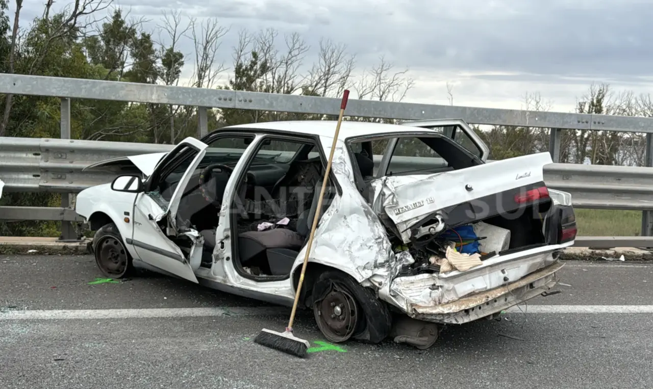 Taranto: incidente sulla Statale 7, coinvolti tir e auto (foto Massimo Todaro)