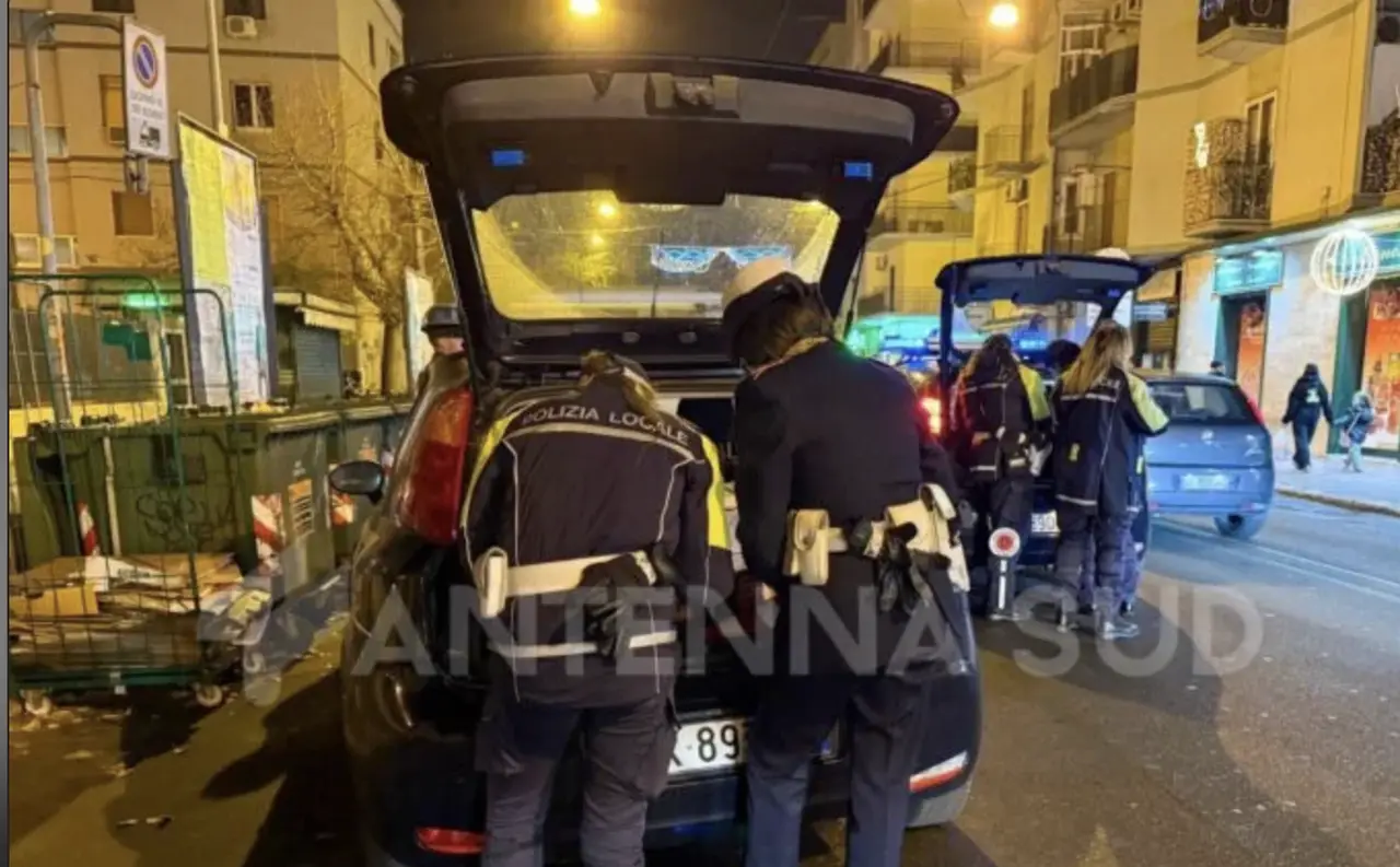 Taranto, furgone scarica rifiuti edili nei cassonetti: intervento della Polizia Locale