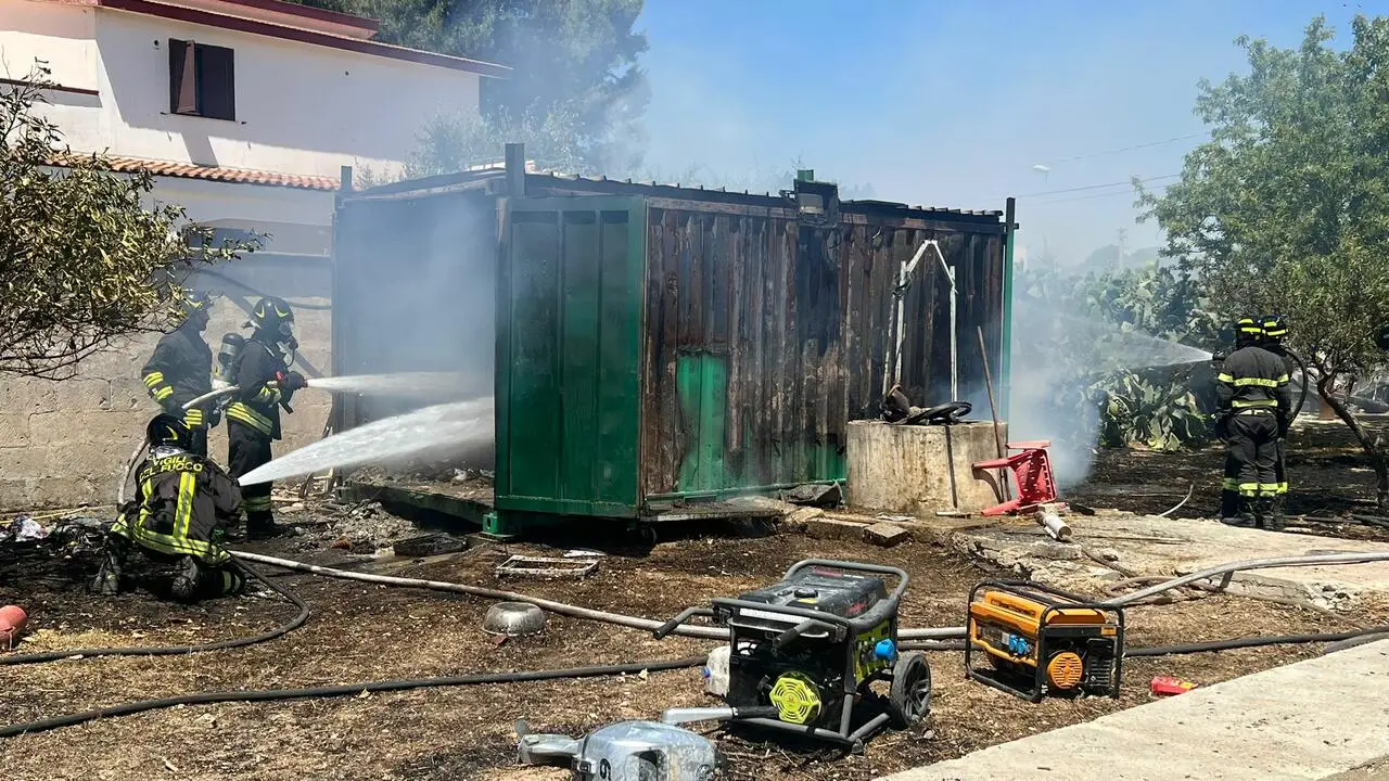 Incendio a Talsano (foto Francesco Manfuso)