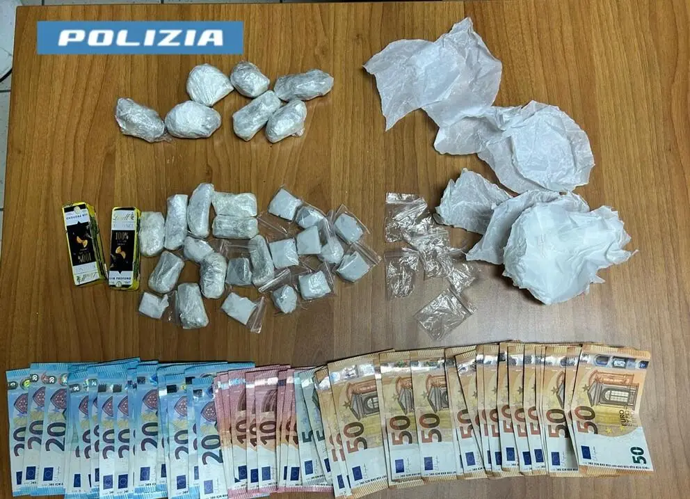 Taranto, minorenne nascondeva droga all’interno di aiuole: arrestato