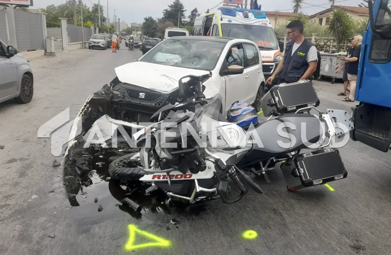 Incidente stradale in via Mediterraneo (foto Francesco Manfuso)