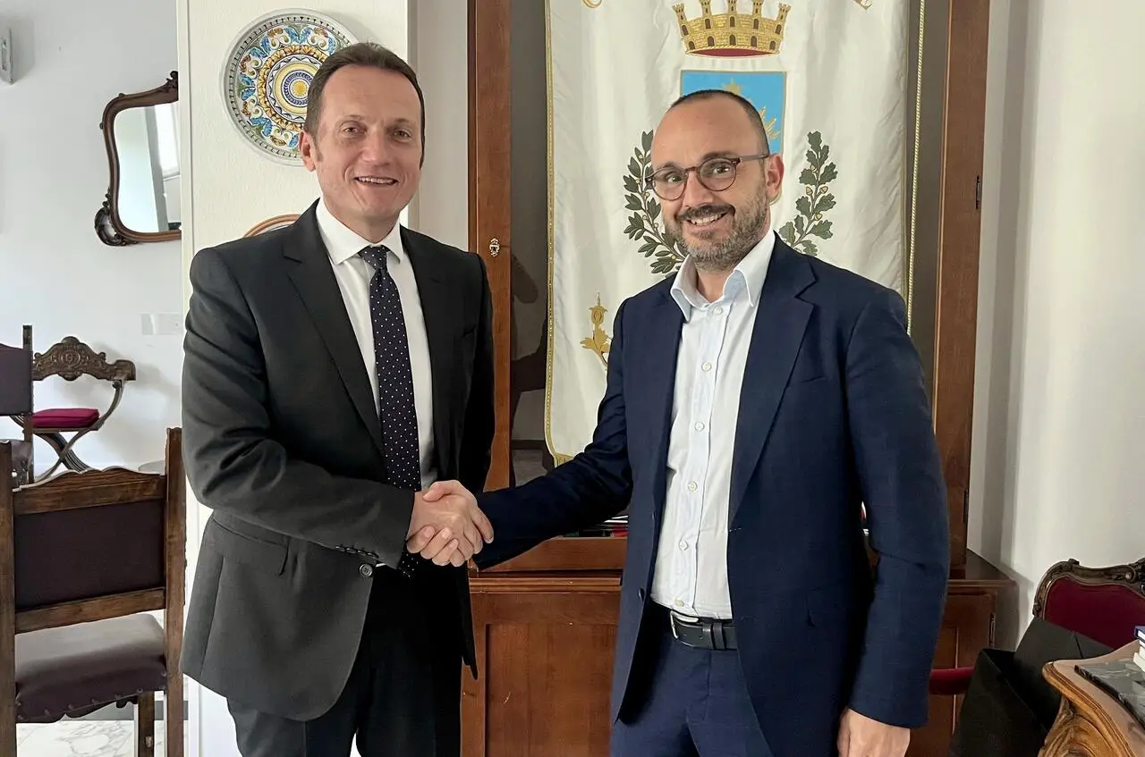 Da sx: Davide Michele Sinigaglia, questore di Taranto, con Ciro D’Alò, sindaco di Grottaglie