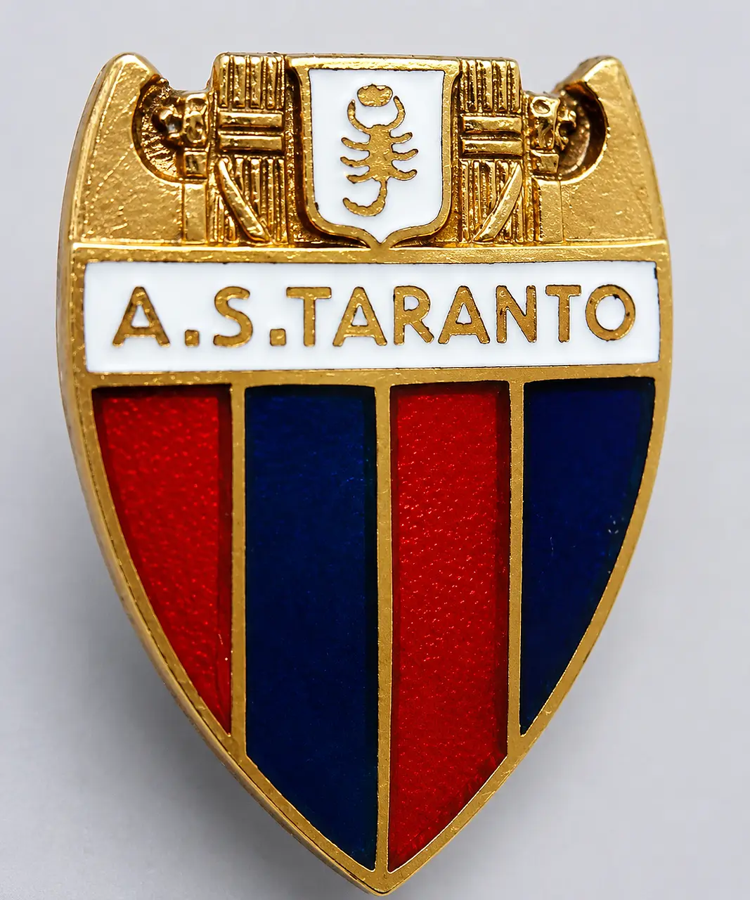 Distintivo marchiato ST. Johnson, Milano, anni 30. Oggetto del tifoso collezionista Carlo Pepe
