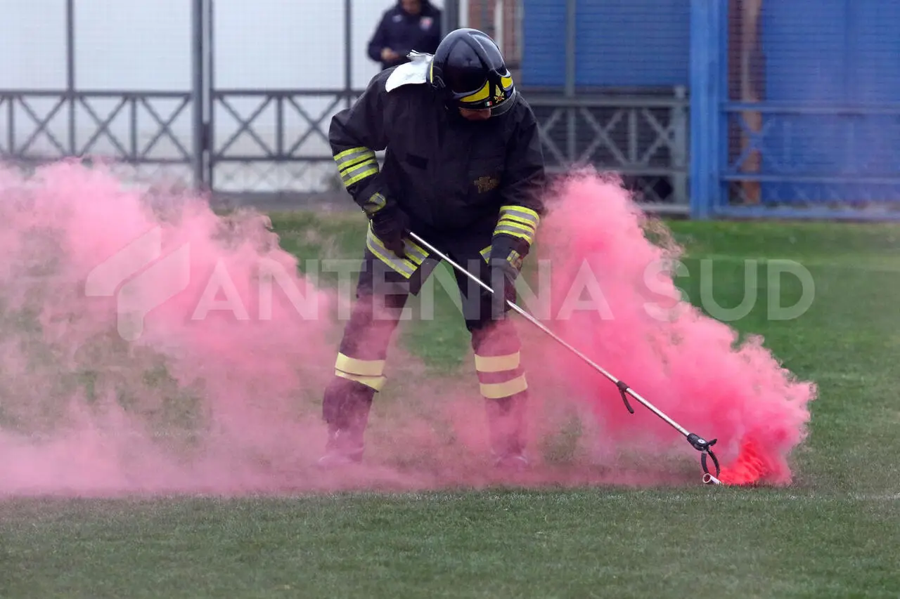 Fumogeno in campo (foto Todaro/AntennaSud)