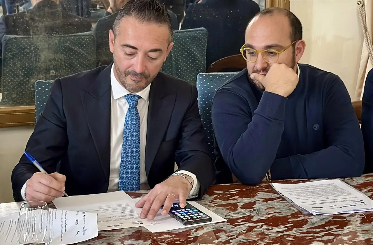 L’assessore Francesco Cosa firma il protocollo. Al suo fianco, Stefano Castronuovo (Casartigiani) - foto Francesco Manfuso