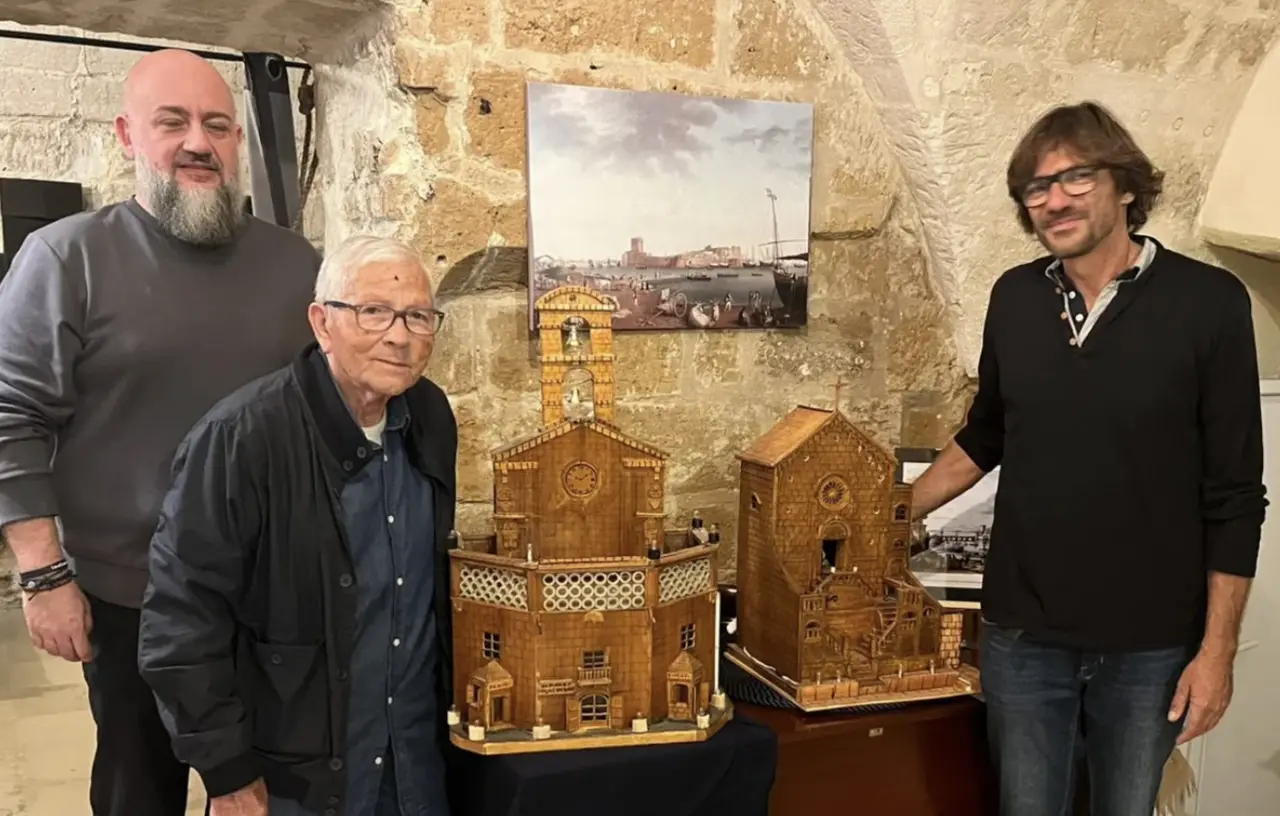 Taranto, il dono di un anziano artigiano alla “Torre dell’Orologio”