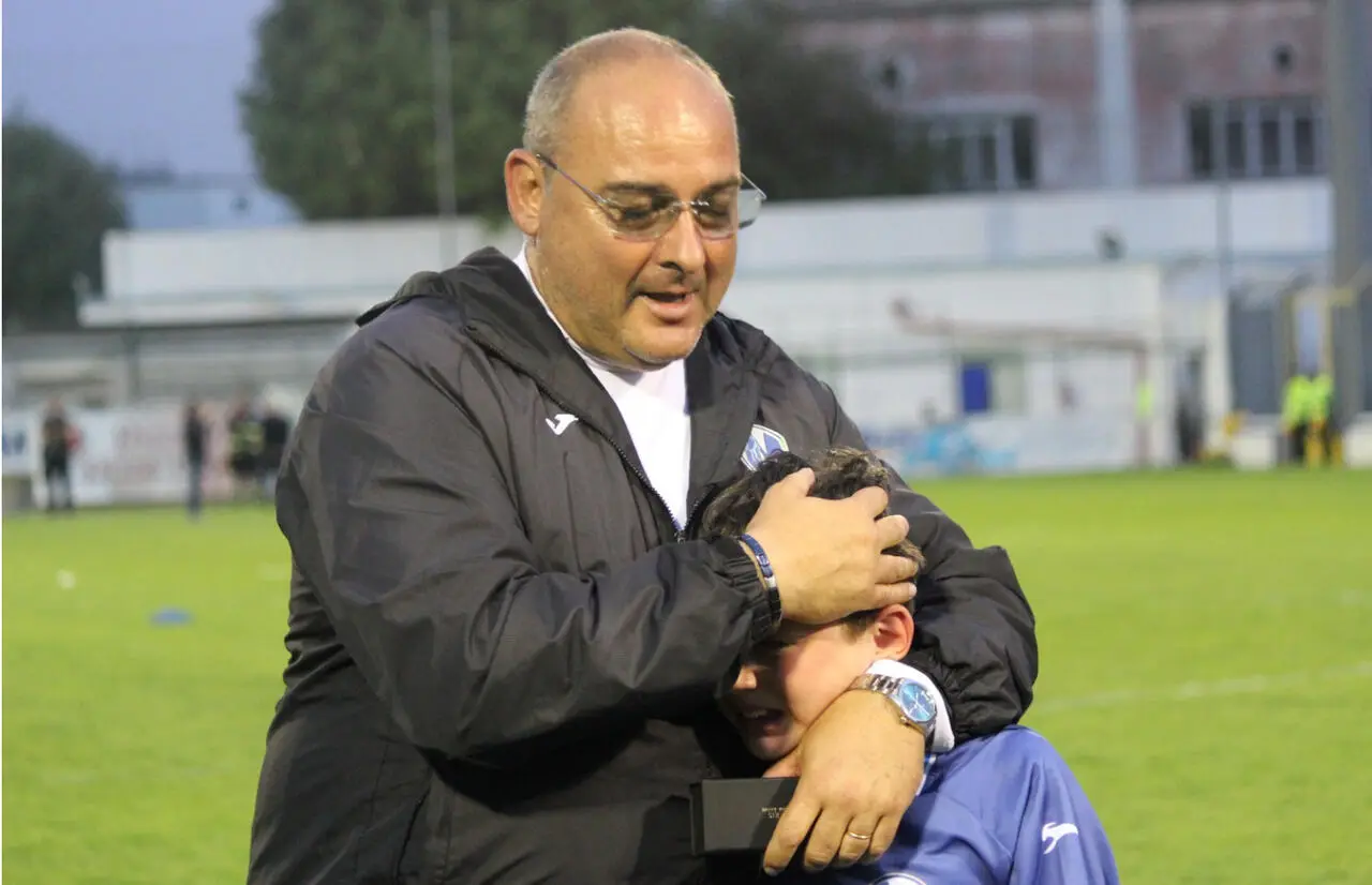 Massimo Pizzulli consola un raccattapalle in lacrime (foto Sergio Liuzzi)