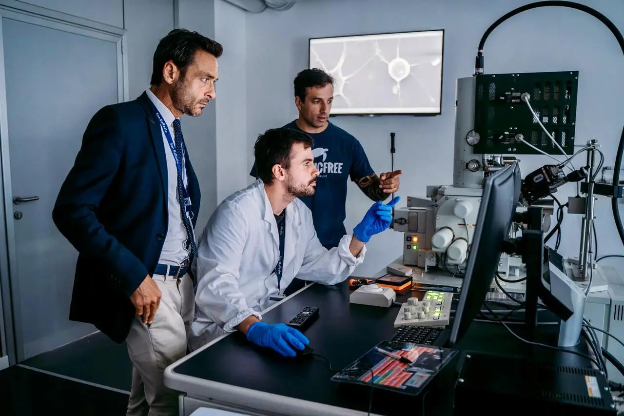 Il prof. Ennio Tasciotti con il presidente Luca De Gaetano nei laboratori dell'Università San Raffaele di Roma