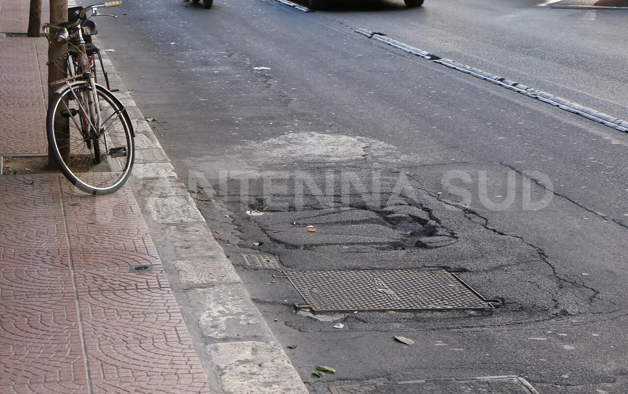 Strada dissestata (foto Todaro/AntennaSud)