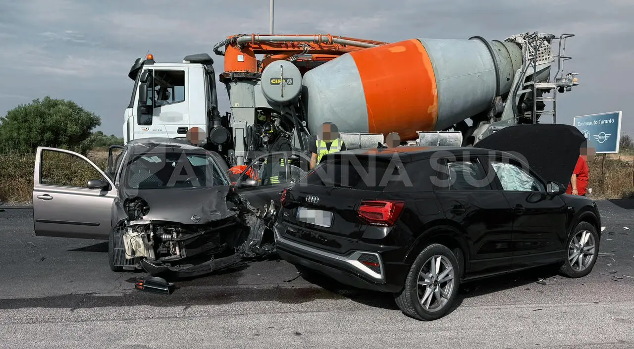 Taranto, tamponamento sulla SP 101 (foto Francesco Manfuso)
