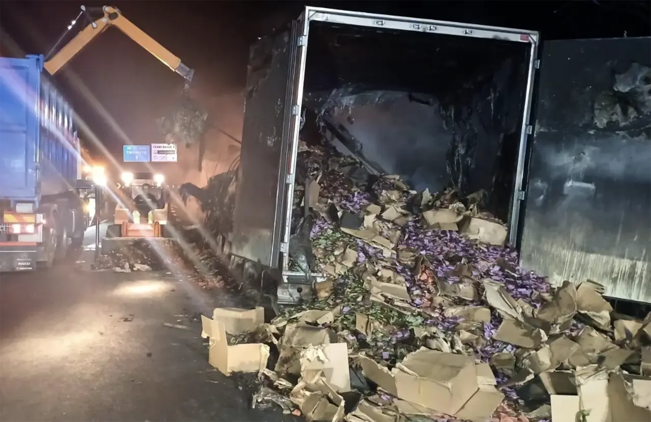 Camion carico di cioccolata prende fuoco sulla Taranto-Brindisi