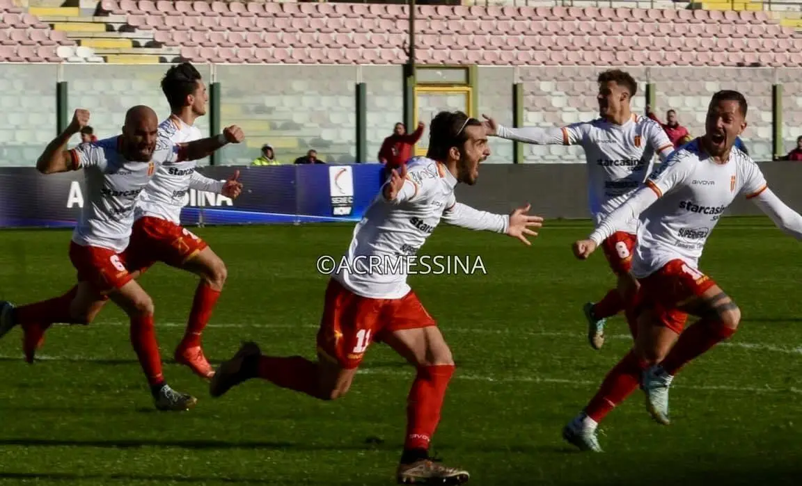 L’esultanza di Zunno dopo il gol vittoria (foto Acr Messina)