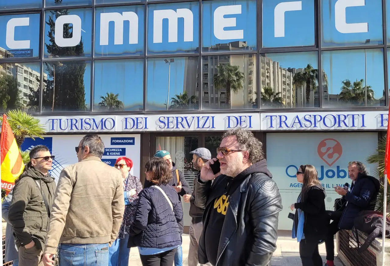 Taranto, call center: Usb contro Confcommercio