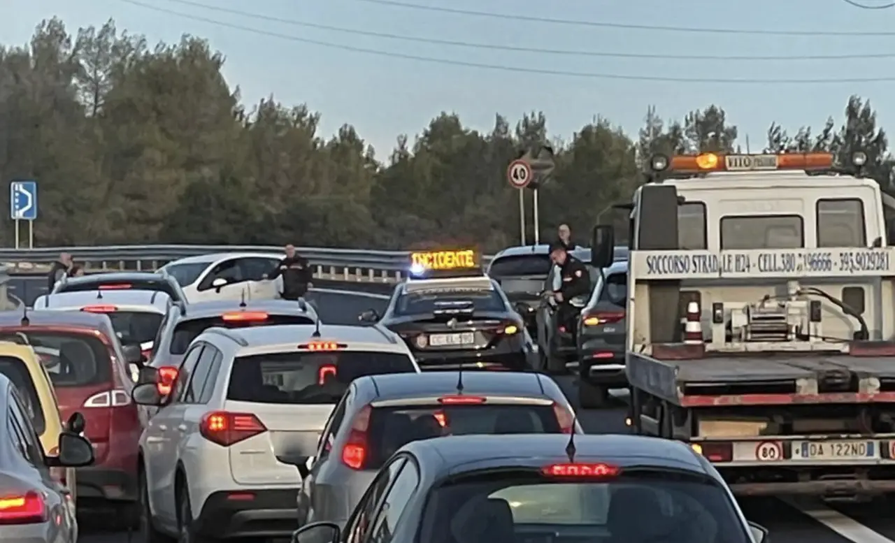 Incidente tra due auto provoca lunghe code sulla SS172 in zona Orimini