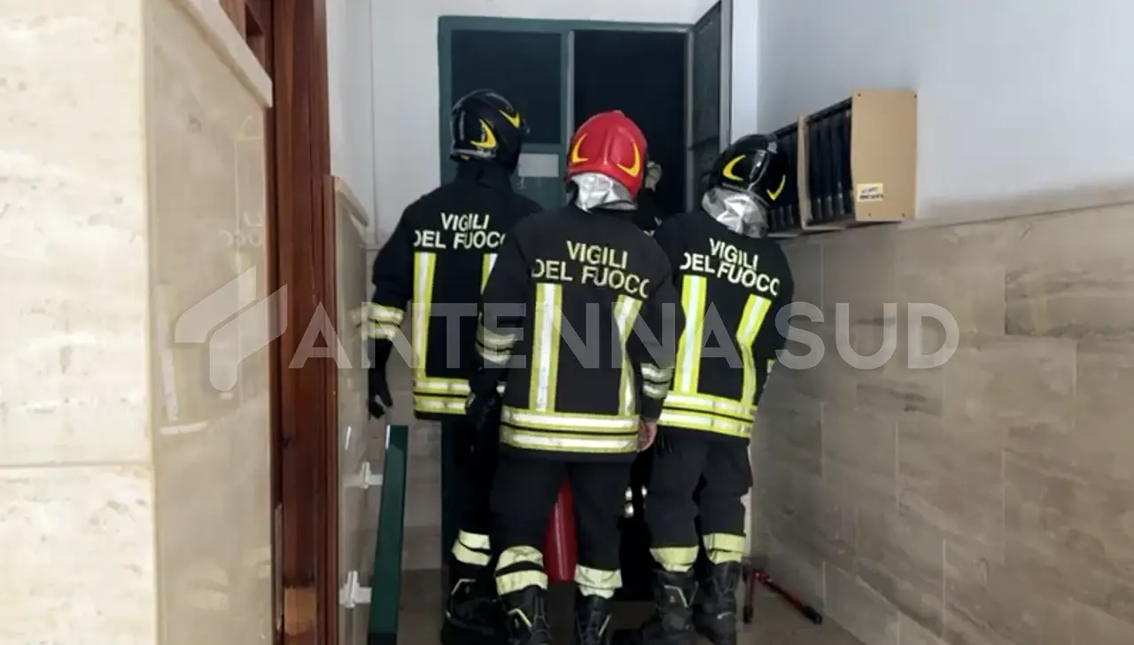 I vigili del fuoco all'interno dello stabile
