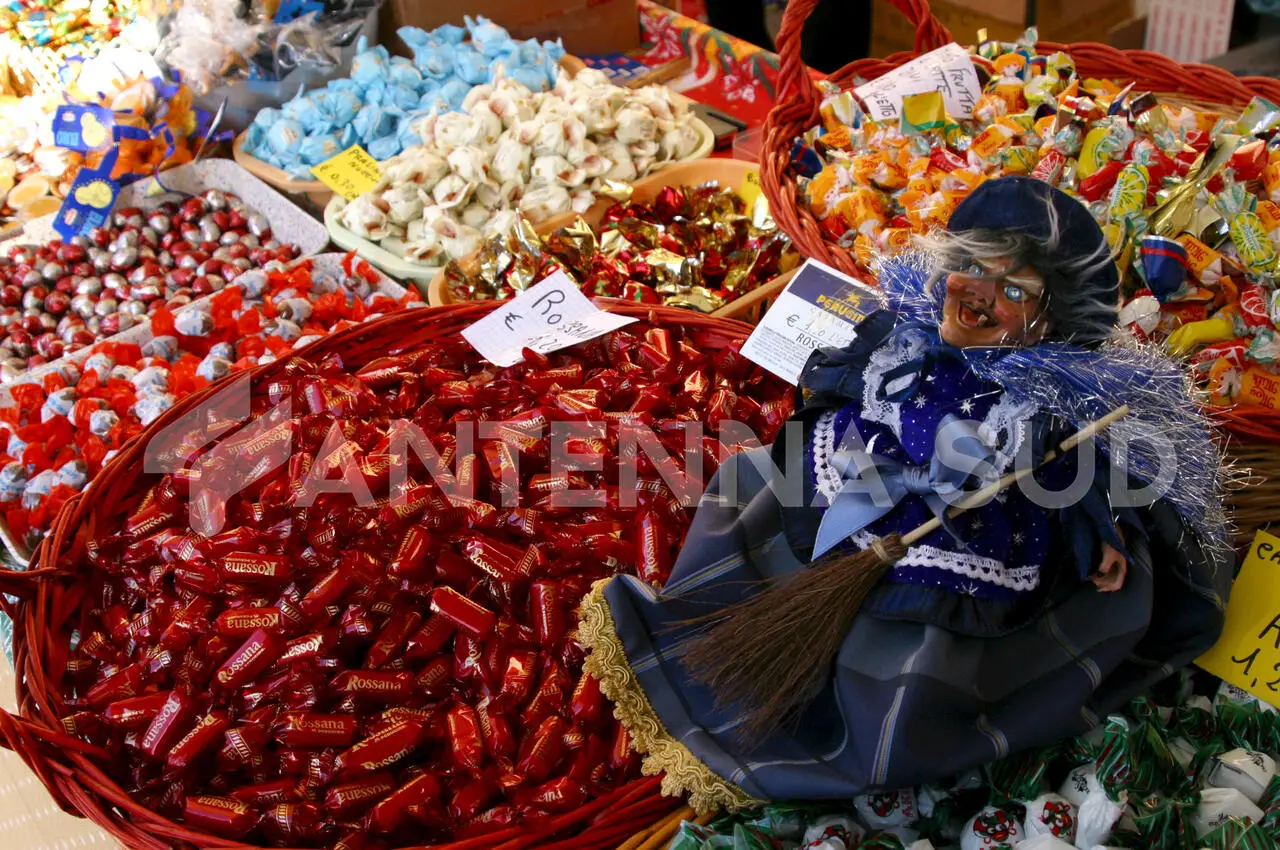 Il Mercatino della Befana (foto Todaro/AntennaSud)
