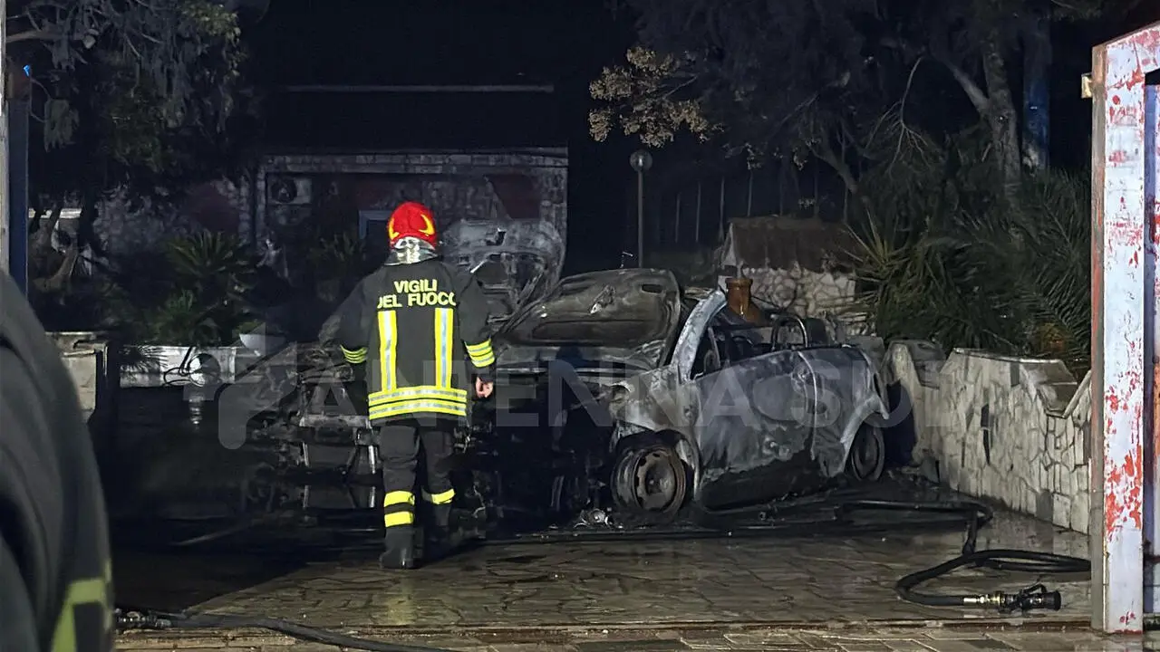 Incendio in un autoparco a Massafra: sei auto distrutte (foto Francesco Manfuso)