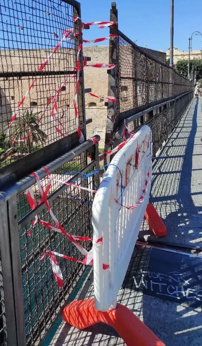 Il parapetto deformato del Ponte Girevole