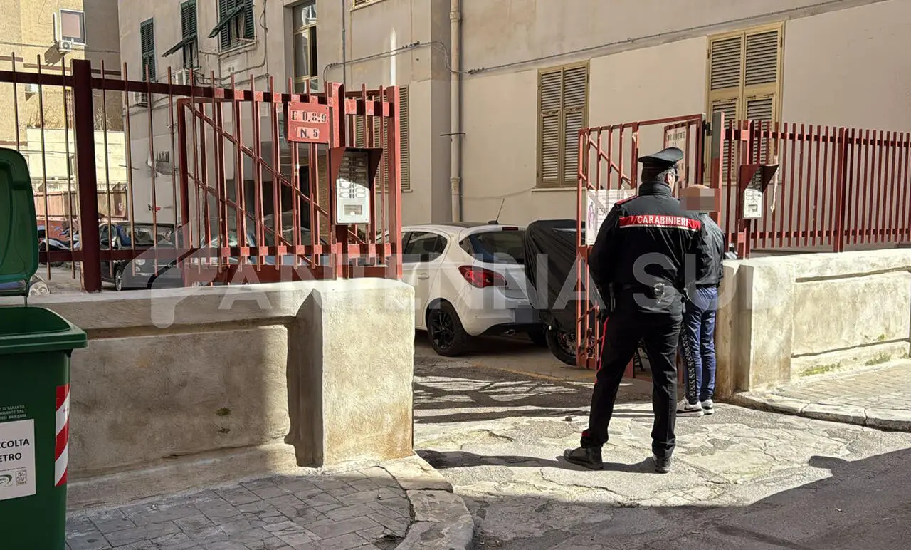 Taranto, uomo trovato ferito in un condominio