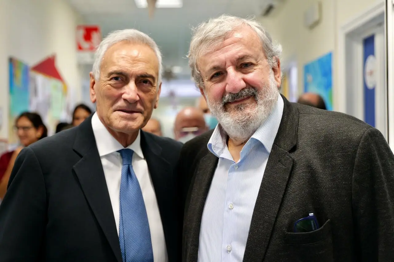 Presidente FIGC Gravina ed Emiliano in visita all'oncologia pediatrica del Ss. Annunziata