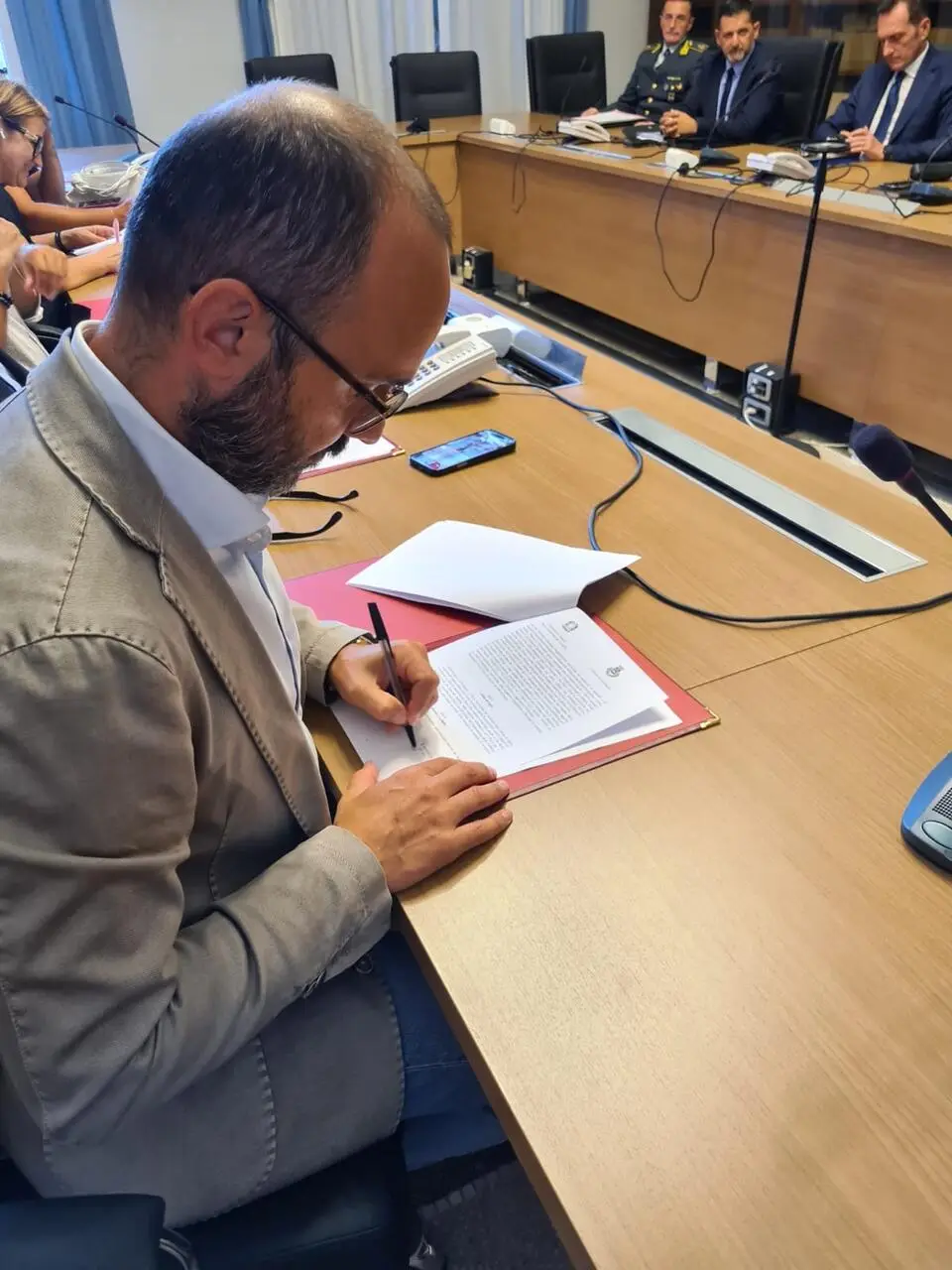 Ciro D’Alò, sindaco di Grottaglie, mentre firma il Patto