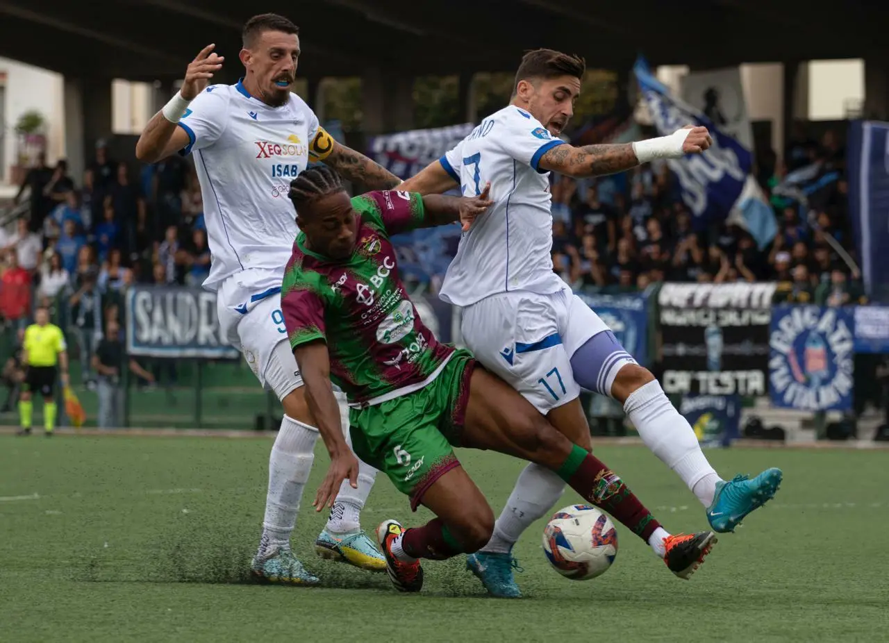 Un contrasto nel match fra Sancataldese e Siracusa (foto Simona Amato)