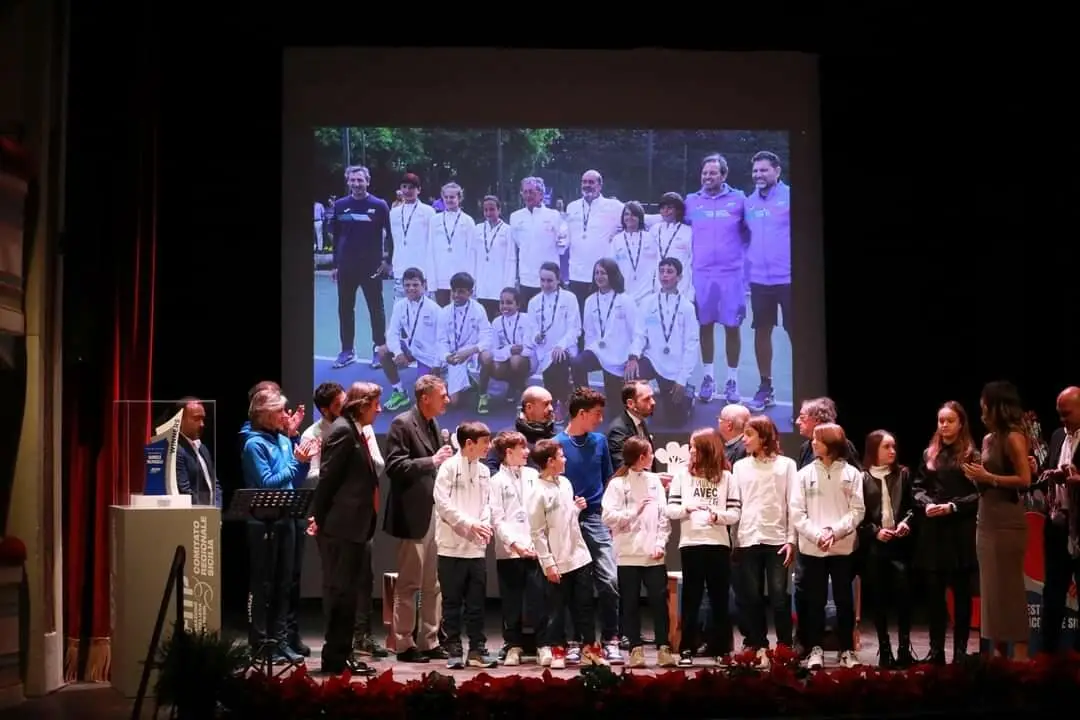 Clarissa Galfo (la seconda da destra dopo la presentatrice)