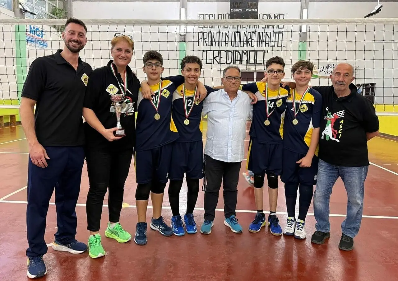Nella foto: da sx i coach Bartoli Stefano e Ferla Simona, gli atleti Costa Leonardo e Cicciarella Samuel, il Presidente della FIPAV Monti Iblei Gianni Giurdanella, gli atleti Dimauro Andrea e Bufalino Gabriele e il Presidente dell'Asci Canicattini Pa
