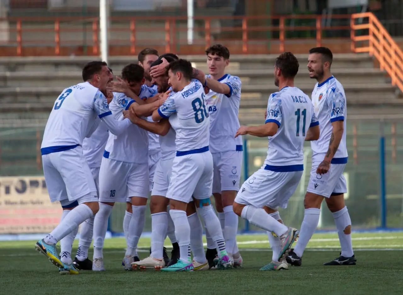 L'esultanza al vantaggio di Aliperta (foto Amato)