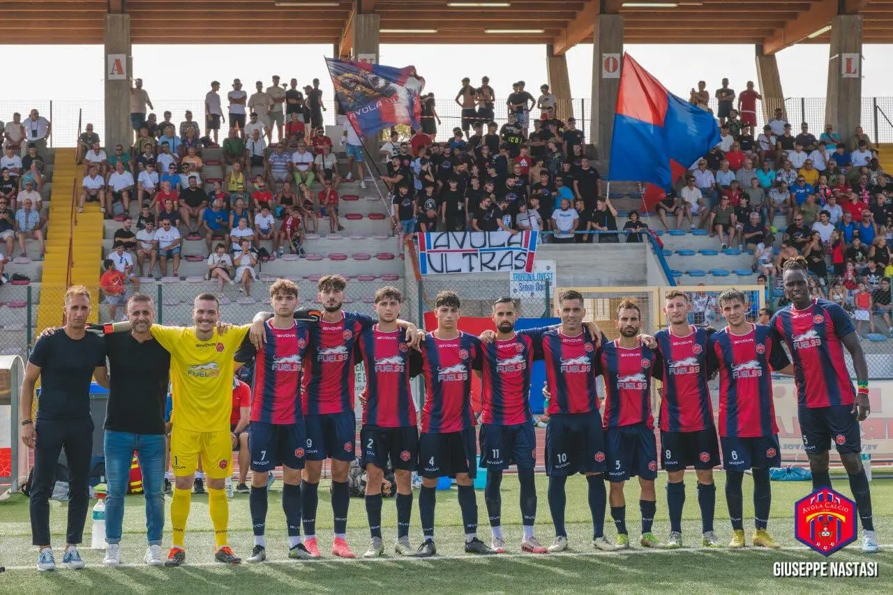 L'Avola e i suoi tifosi (foto Giuseppe Nastasi - Avola Calcio)