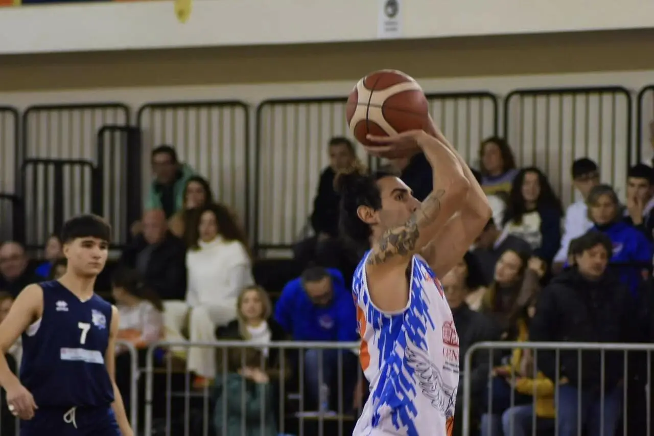 Alescio a canestro (foto Giorgia Minimo)