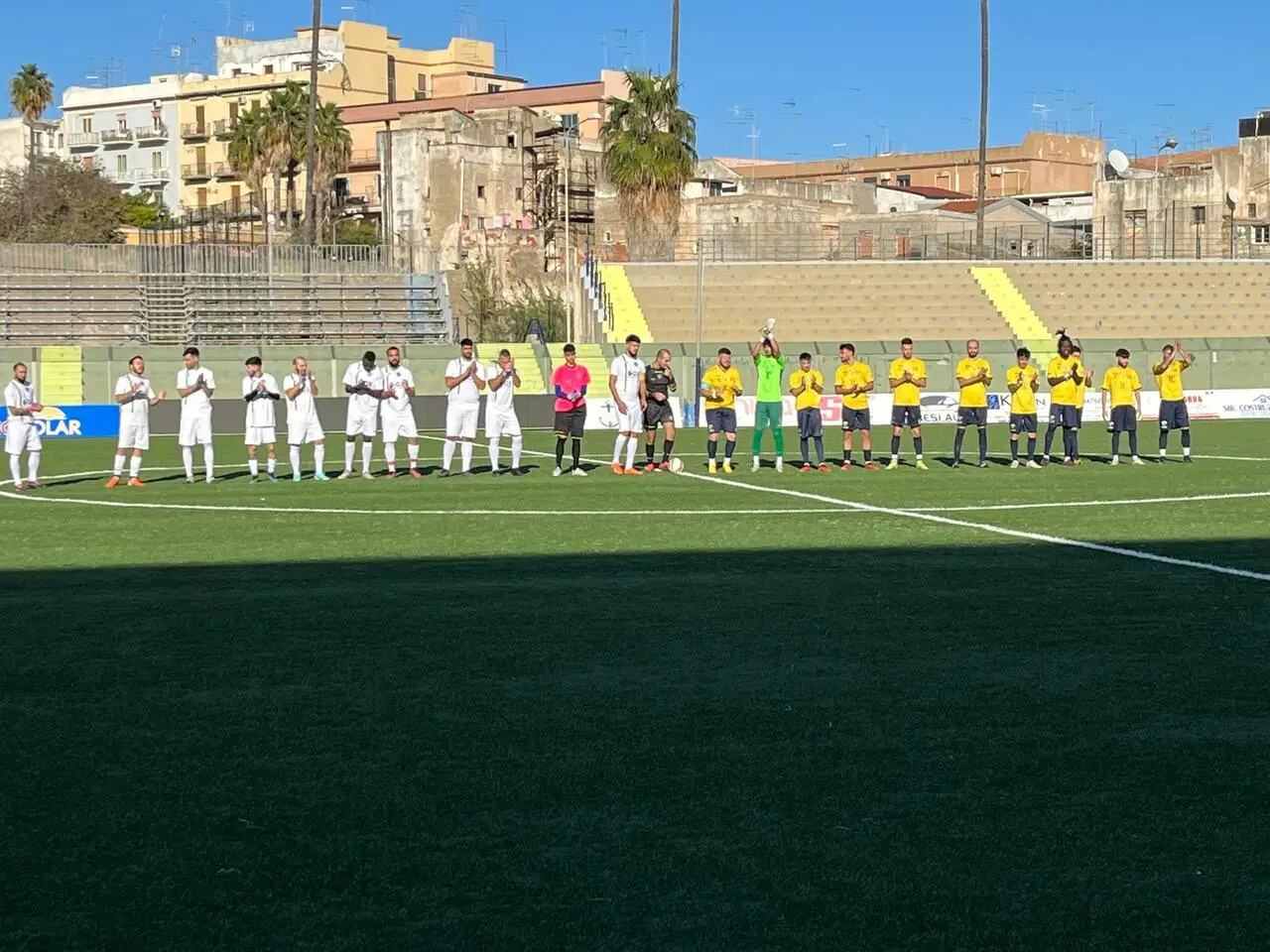 Le due squadre prima del via (foto Jacopo Caruso)