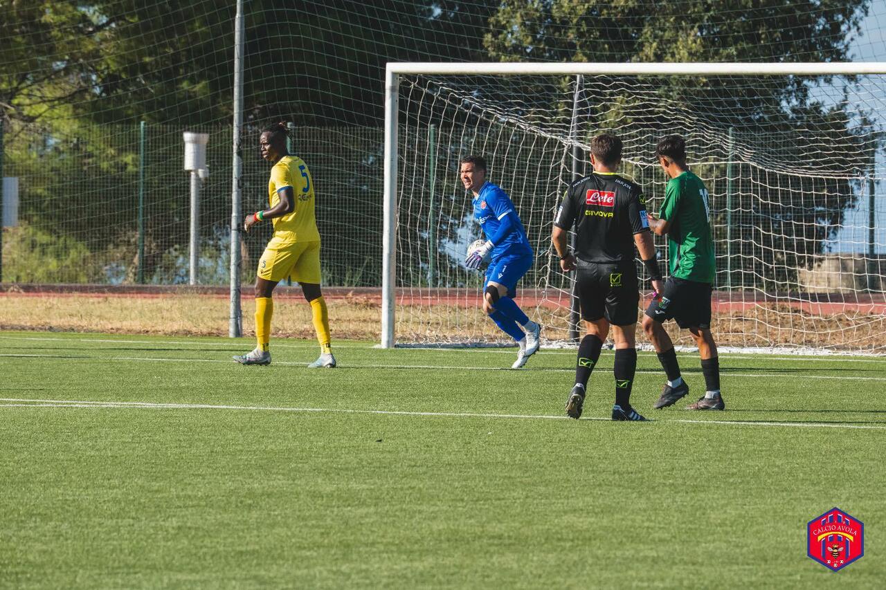 Una fase del derby di Coppa Italia (foto Avola Calcio)