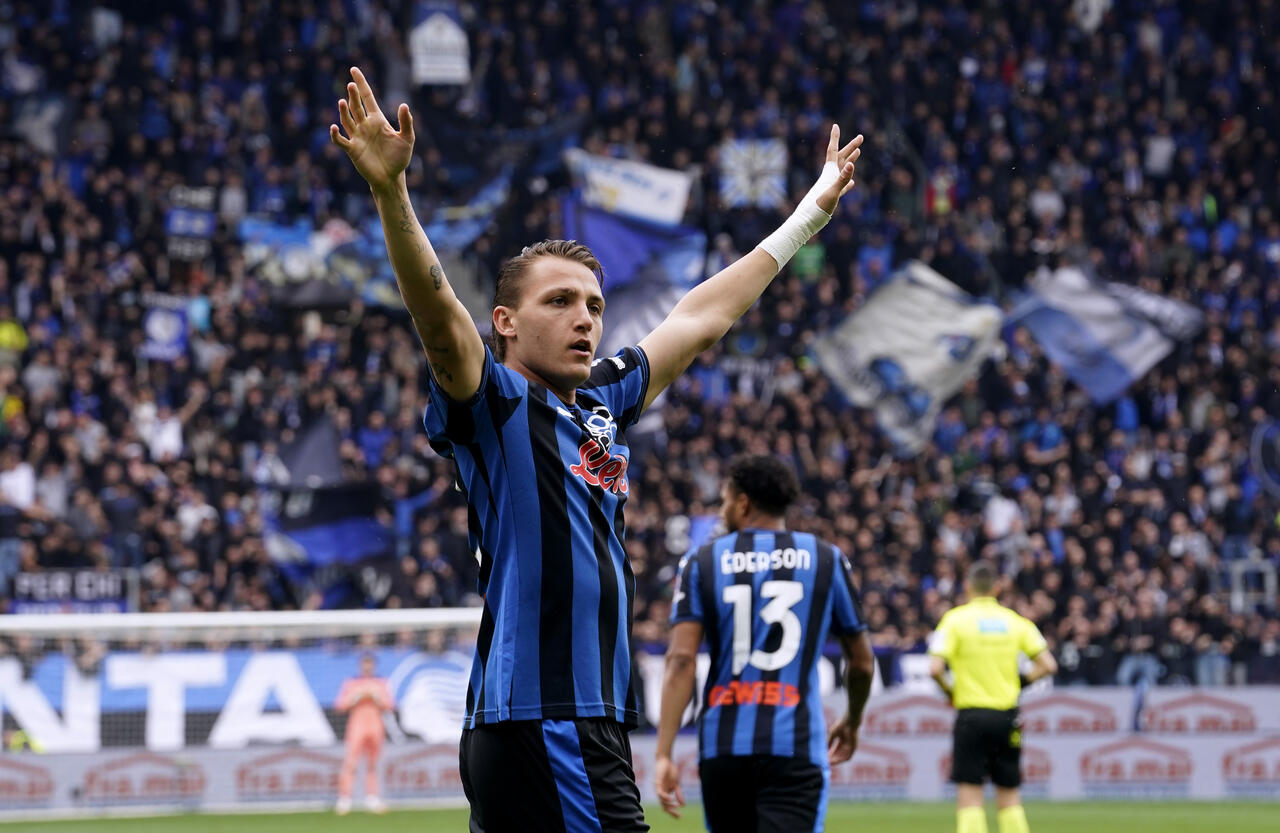 BERGAMO, ITALY - APRIL 13: Mateo Retegui of Atalanta celebrates scoring his team's first goal during the Serie A match between Atalanta and Bologna at Gewiss Stadium on April 13, 2025 in Bergamo, Italy. (Photo by Pier Marco Tacca/Getty Images)