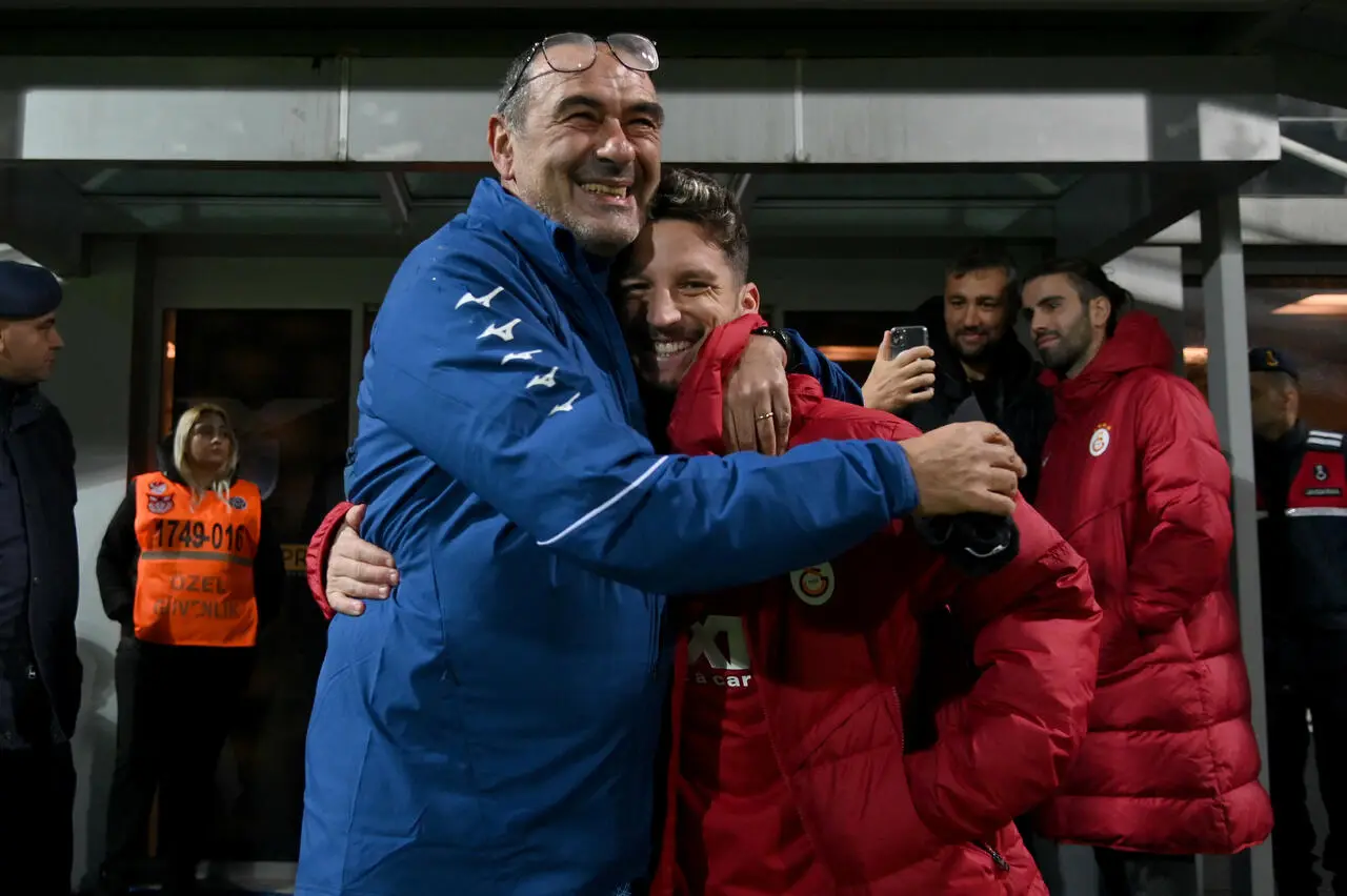 Sarri, Mertens - Via onefootball Photo by Marco Rosi - SS Lazio/Getty Images)
