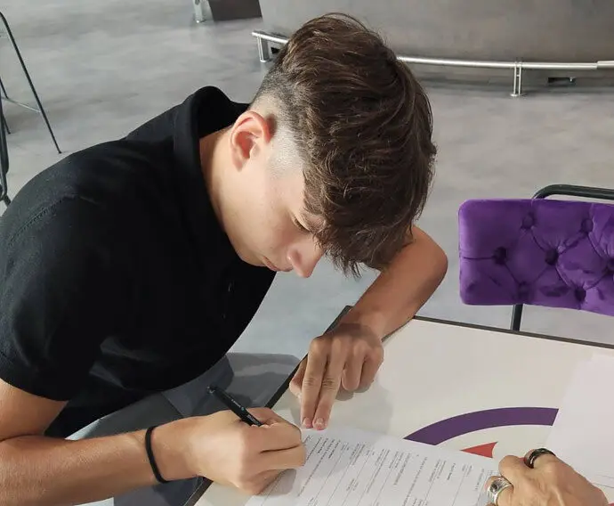 Cristian Hussey firma con la Fiorentina.
